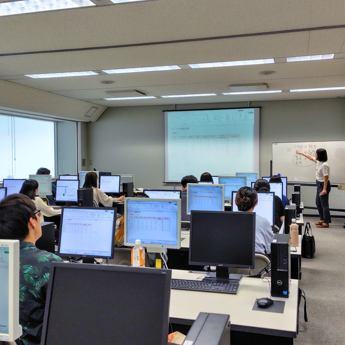 Excel応用研修で講師が受講生を個別サポートしている様子